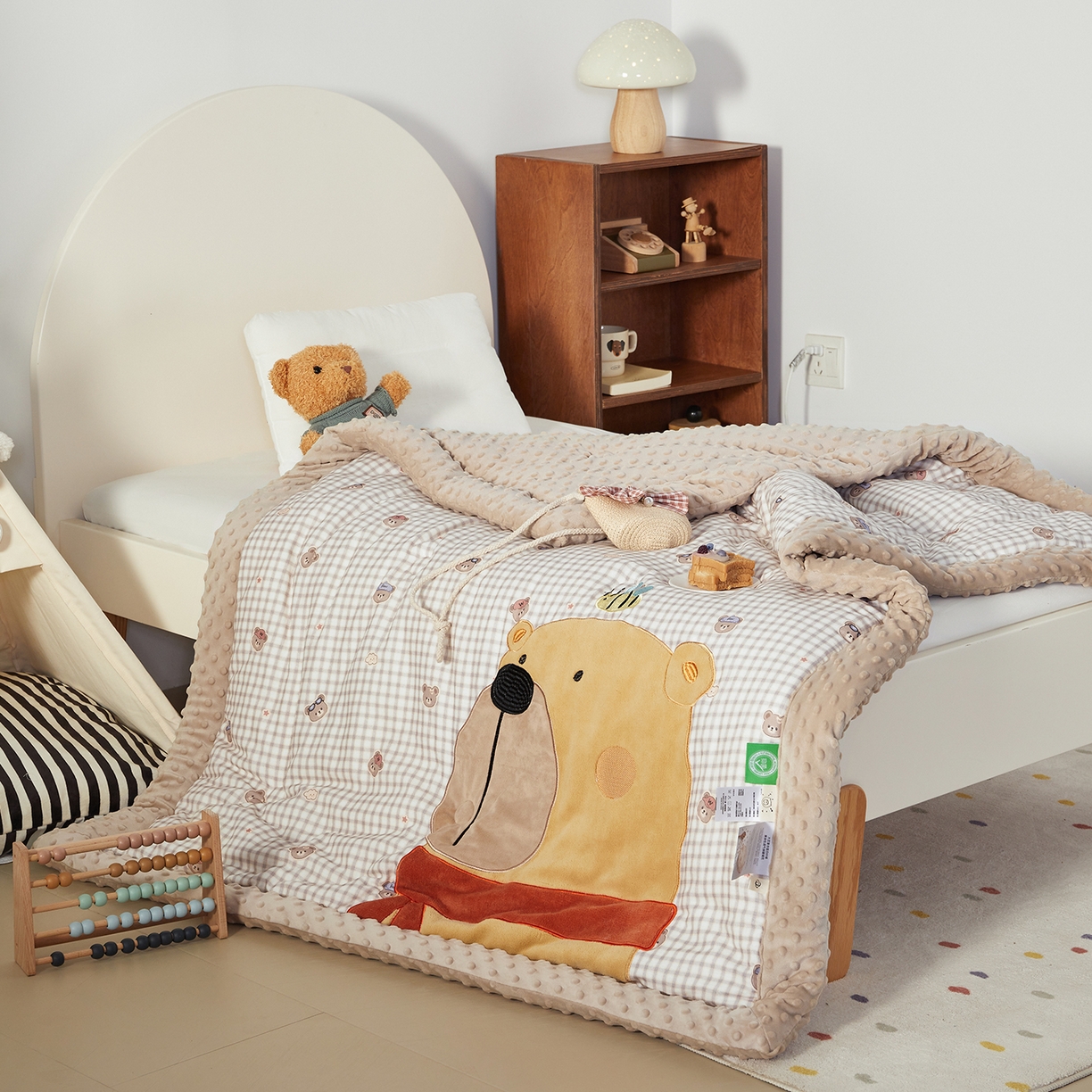 91家纺网 家纺一手货源 找家纺 荷马之梦 2025新款纯棉双层纱贴布绣卡通儿童被芯春秋被冬被被子被芯-围住可爱系列 围巾小熊