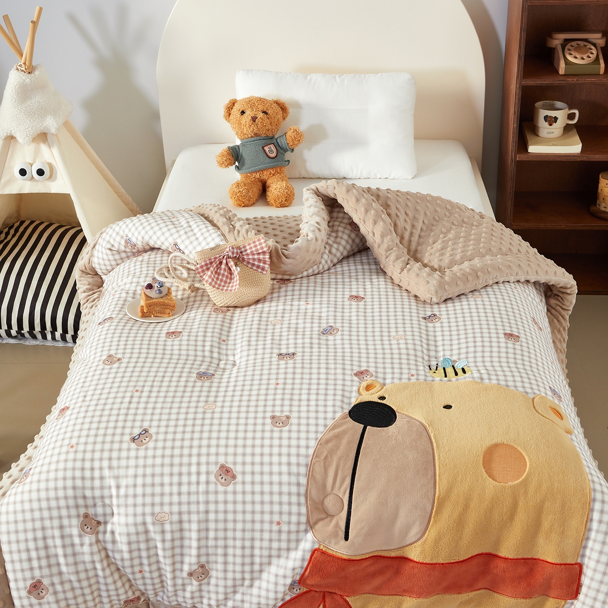 91家纺网 家纺一手货源 找家纺 荷马之梦 2025新款纯棉双层纱贴布绣卡通儿童被芯春秋被冬被被子被芯-围住可爱系列 围巾小熊