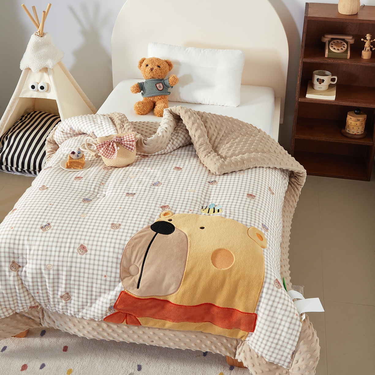 91家纺网 家纺一手货源 找家纺 荷马之梦 2025新款纯棉双层纱贴布绣卡通儿童被芯春秋被冬被被子被芯-围住可爱系列 围巾小熊