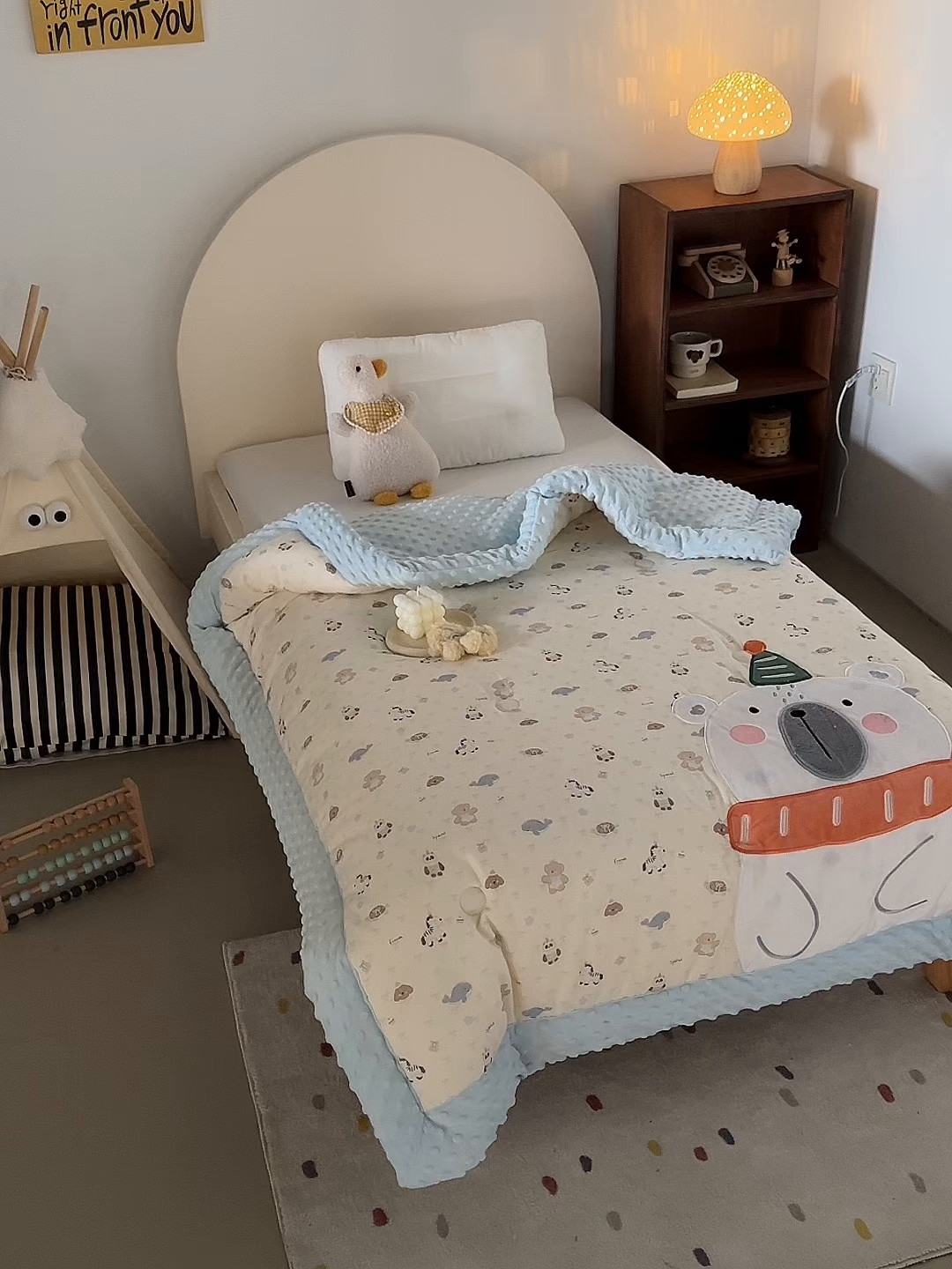 91家纺网 家纺一手货源 找家纺 荷马之梦 2025新款纯棉双层纱贴布绣卡通儿童被芯春秋被冬被被子被芯-围住可爱系列 围巾北极熊