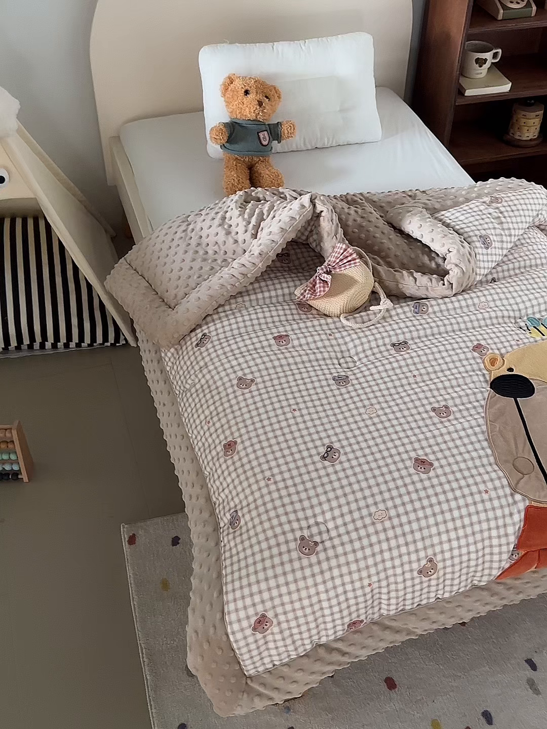 91家纺网 家纺一手货源 找家纺 荷马之梦 2025新款纯棉双层纱贴布绣卡通儿童被芯春秋被冬被被子被芯-围住可爱系列 围巾小熊