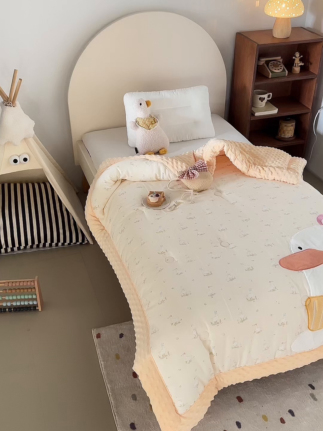 91家纺网 家纺一手货源 找家纺 荷马之梦 2025新款纯棉双层纱贴布绣卡通儿童被芯春秋被冬被被子被芯-围住可爱系列 围巾小鸭