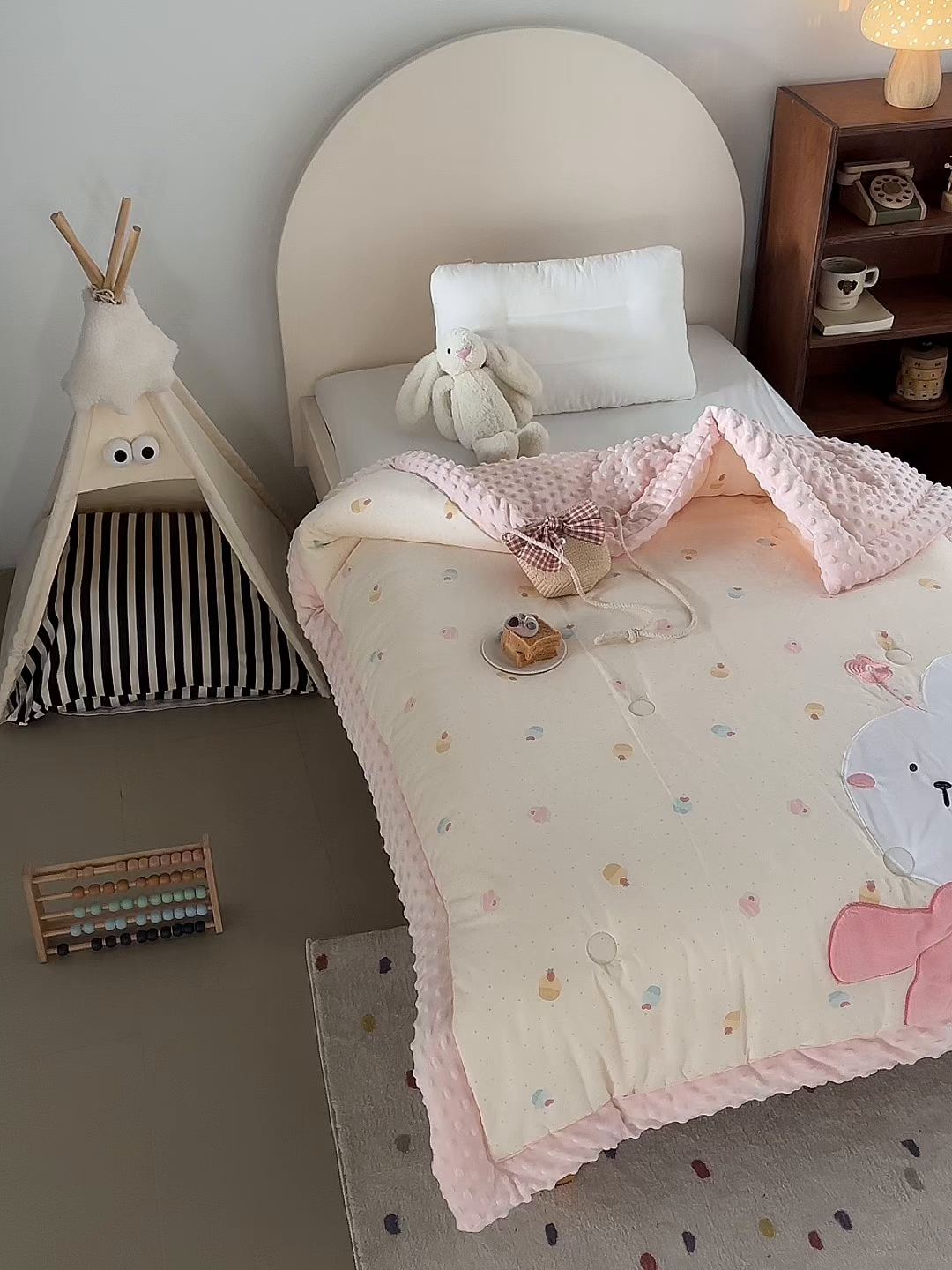 91家纺网 家纺一手货源 找家纺 荷马之梦 2025新款纯棉双层纱贴布绣卡通儿童被芯春秋被冬被被子被芯-围住可爱系列 围巾小兔