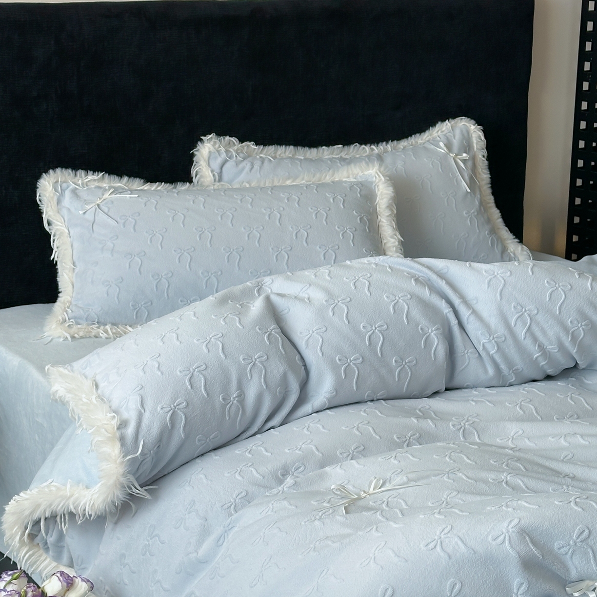 91家纺网 家纺一手货源 找家纺 （总）佳汐蓝家纺 2025新款雕花立体蝴蝶结韩式羽毛花边牛奶绒四件套-维密