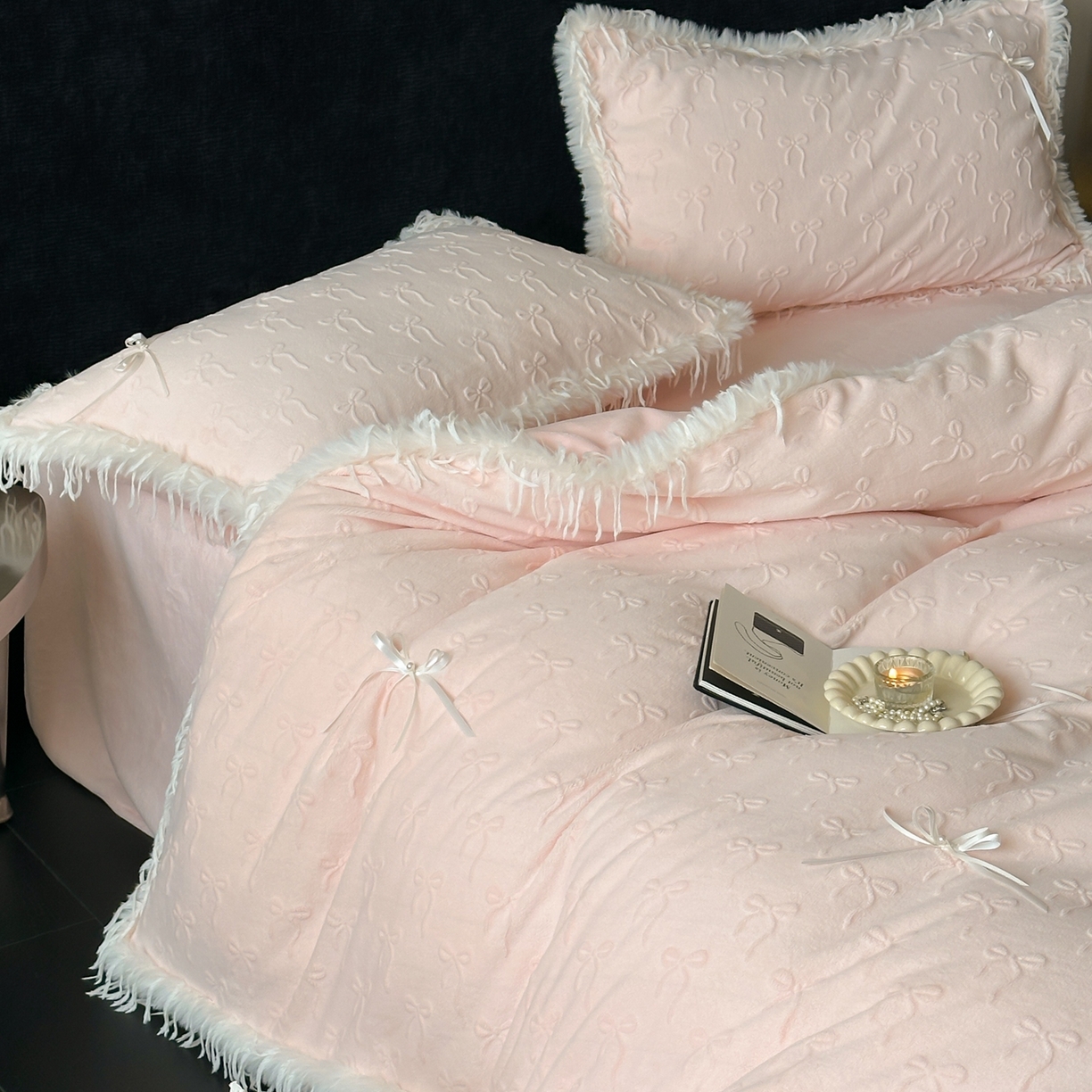 91家纺网 家纺一手货源 找家纺 （总）佳汐蓝家纺 2025新款雕花立体蝴蝶结韩式羽毛花边牛奶绒四件套-维密