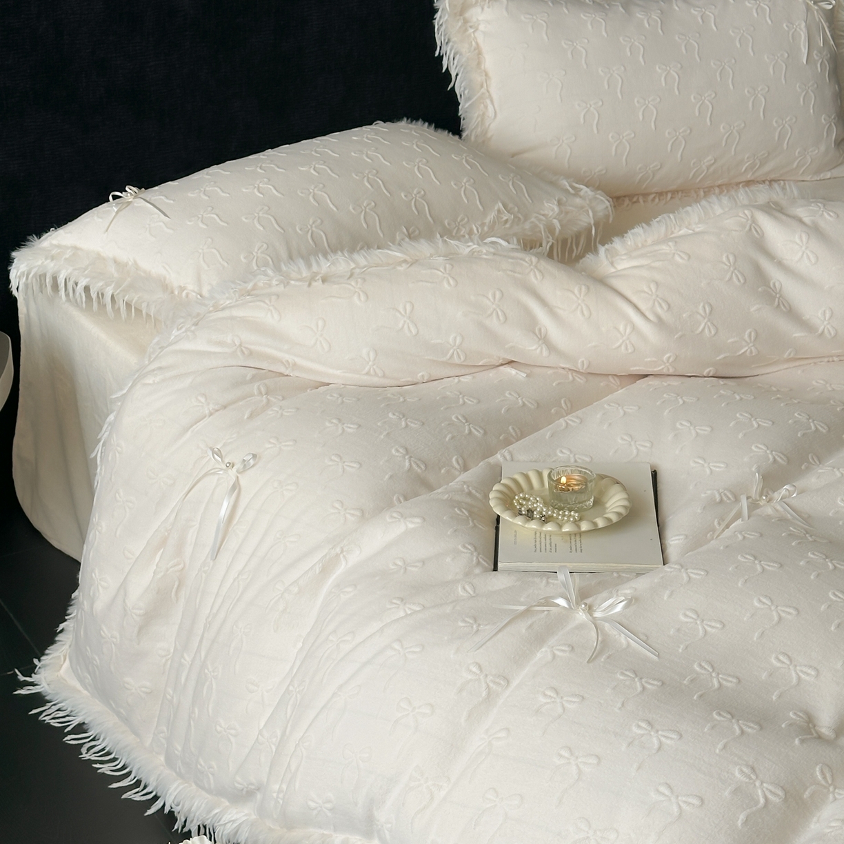 91家纺网 家纺一手货源 找家纺 （总）佳汐蓝家纺 2025新款雕花立体蝴蝶结韩式羽毛花边牛奶绒四件套-维密