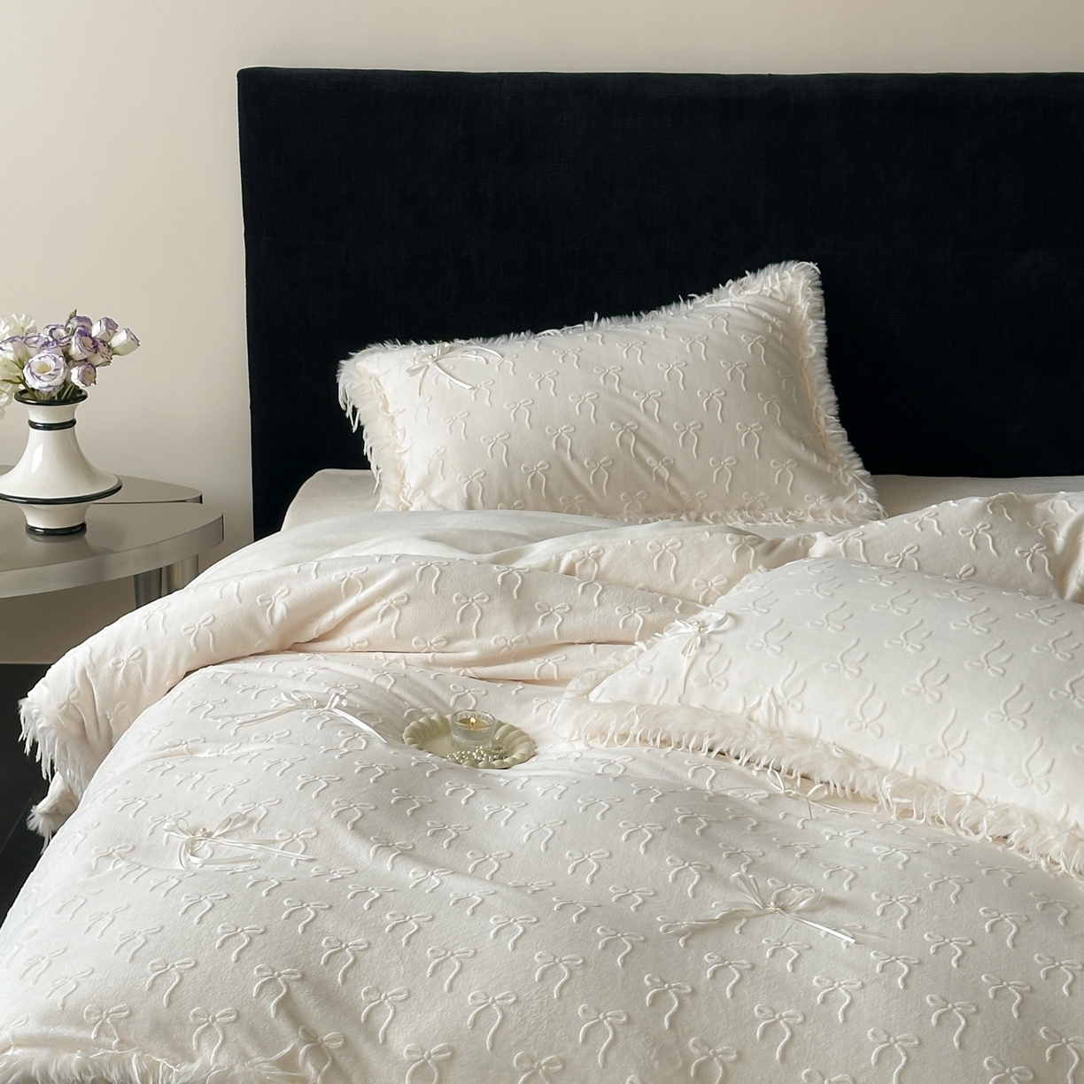 91家纺网 家纺一手货源 找家纺 （总）佳汐蓝家纺 2025新款雕花立体蝴蝶结韩式羽毛花边牛奶绒四件套-维密