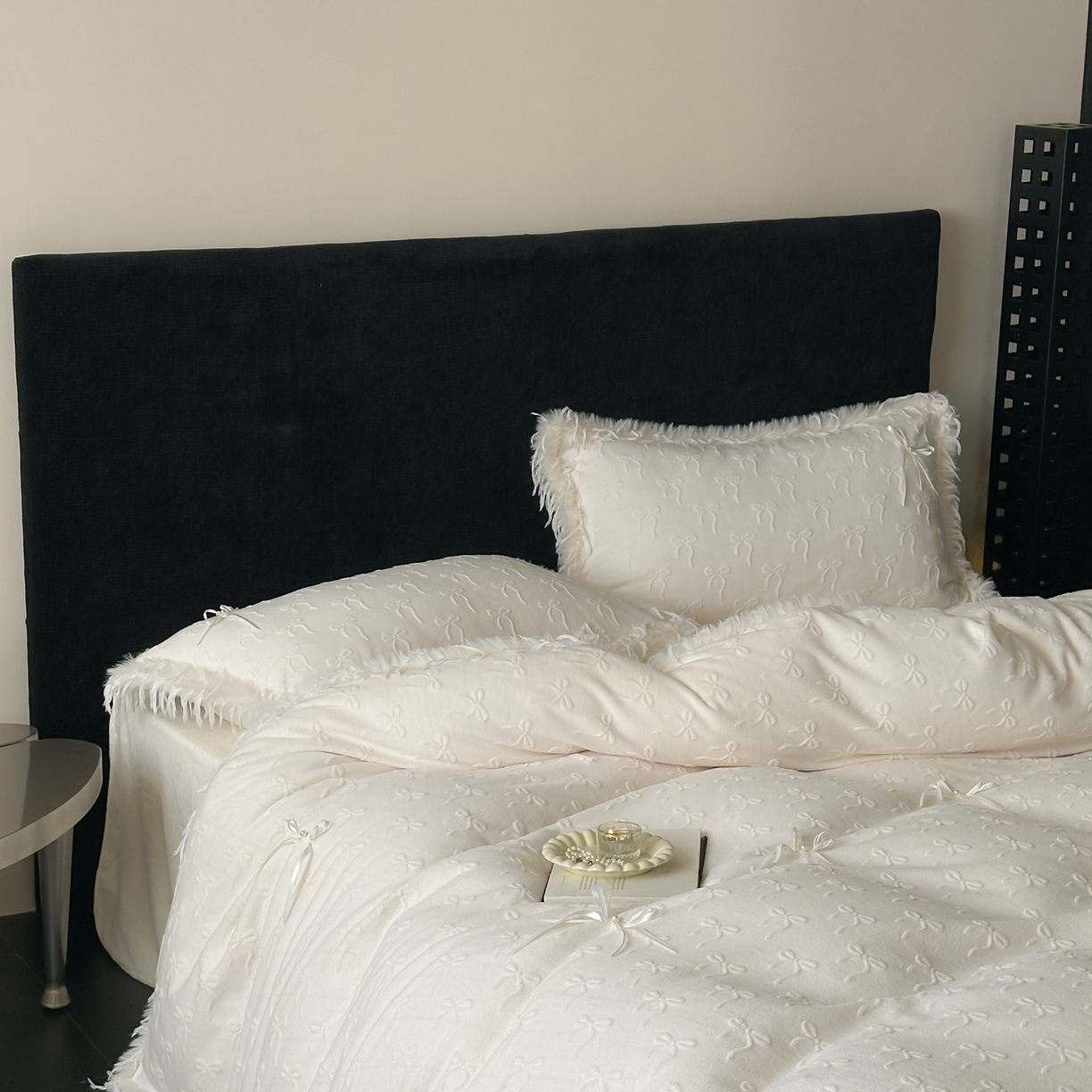 91家纺网 家纺一手货源 找家纺 佳汐蓝家纺 2025新款雕花立体蝴蝶结韩式羽毛花边牛奶绒四件套-维密 维密-白色