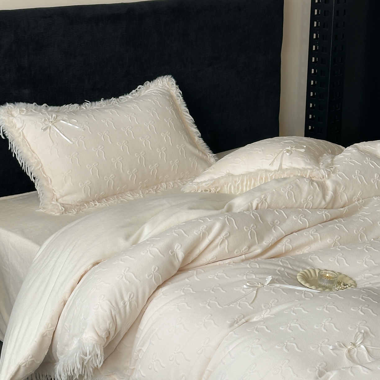 91家纺网 家纺一手货源 找家纺 佳汐蓝家纺 2025新款雕花立体蝴蝶结韩式羽毛花边牛奶绒四件套-维密 维密-白色