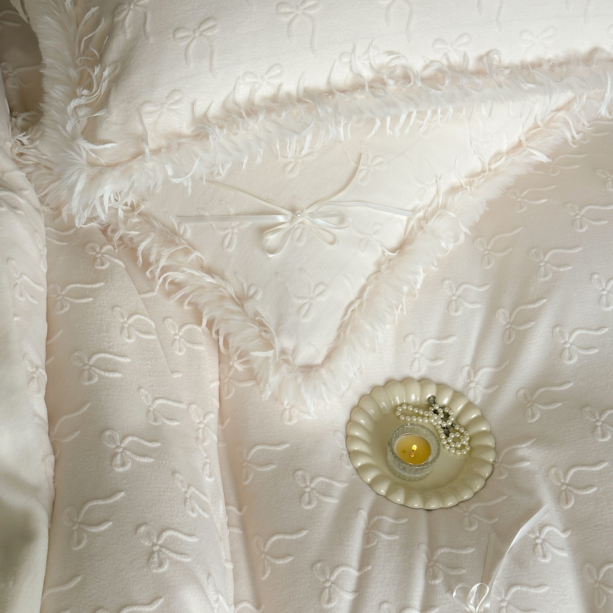 91家纺网 家纺一手货源 找家纺 佳汐蓝家纺 2025新款雕花立体蝴蝶结韩式羽毛花边牛奶绒四件套-维密 维密-白色