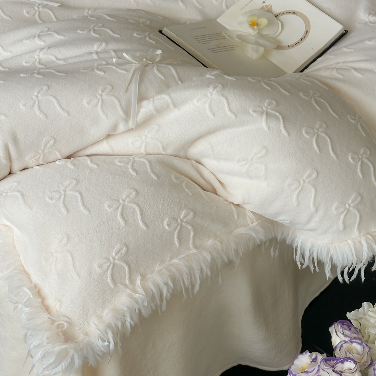 91家纺网 家纺一手货源 找家纺 佳汐蓝家纺 2025新款雕花立体蝴蝶结韩式羽毛花边牛奶绒四件套-维密 维密-白色