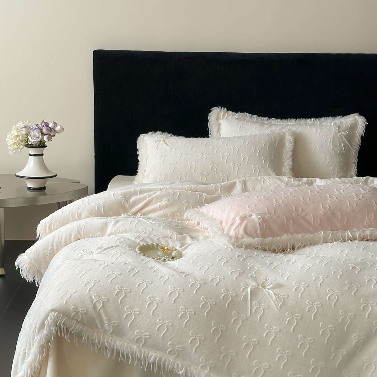 91家纺网 家纺一手货源 找家纺 佳汐蓝家纺 2025新款雕花立体蝴蝶结韩式羽毛花边牛奶绒四件套-维密 维密-白色