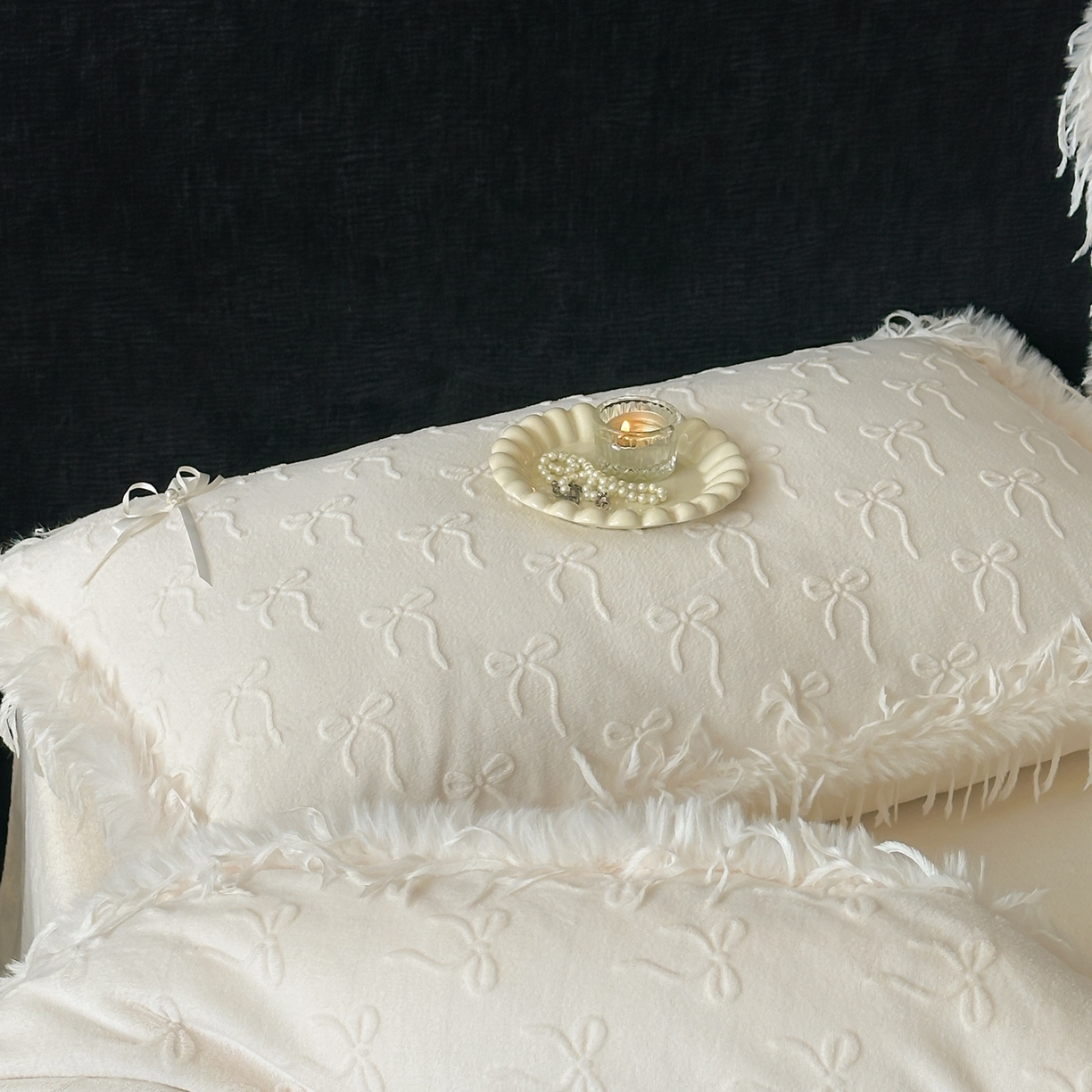 91家纺网 家纺一手货源 找家纺 佳汐蓝家纺 2025新款雕花立体蝴蝶结韩式羽毛花边牛奶绒四件套-维密 维密-白色