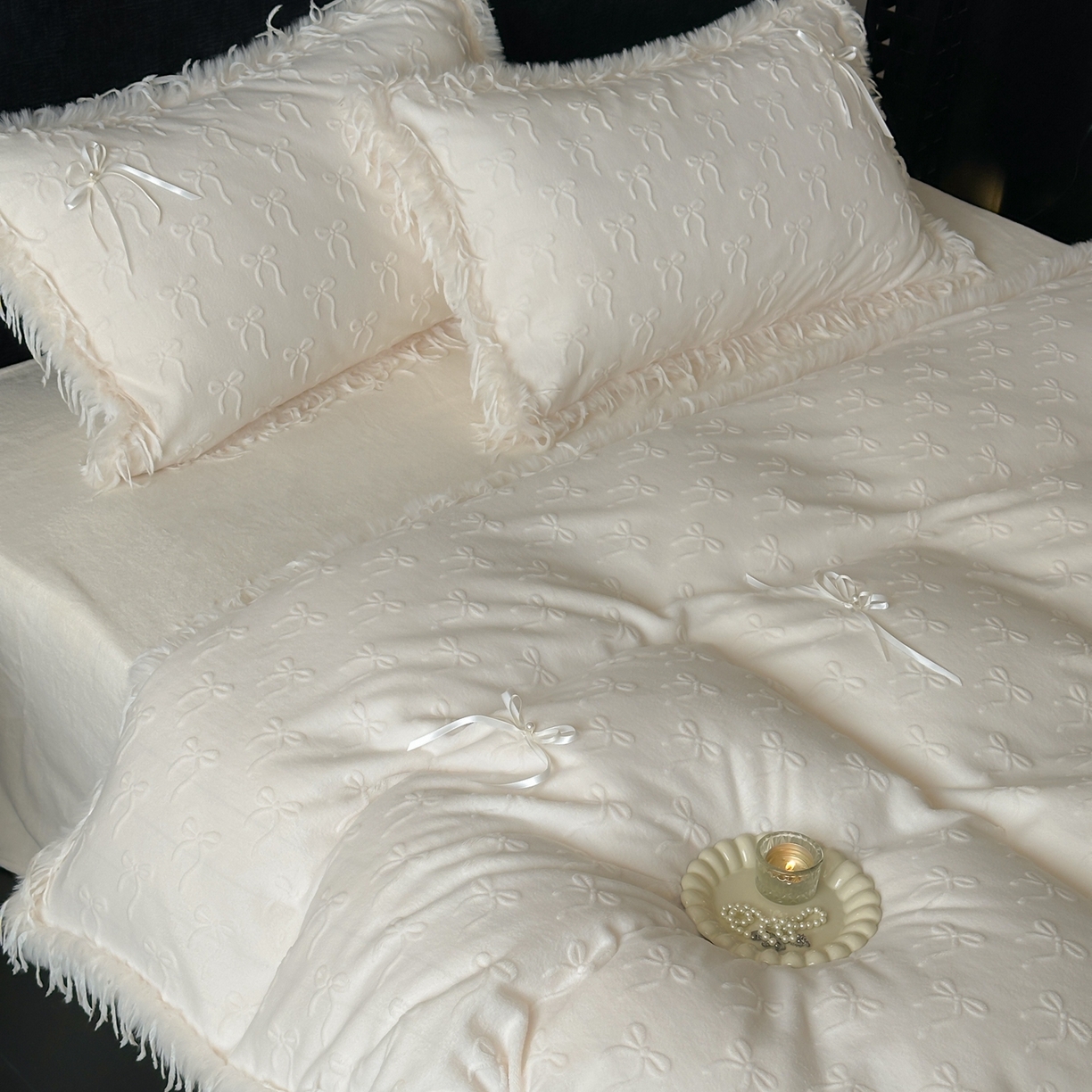 91家纺网 家纺一手货源 找家纺 佳汐蓝家纺 2025新款雕花立体蝴蝶结韩式羽毛花边牛奶绒四件套-维密 维密-白色