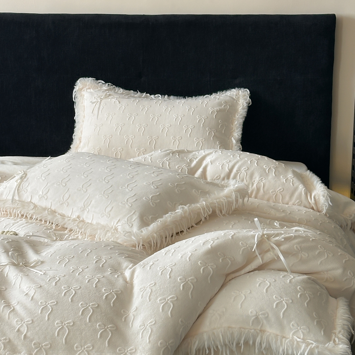 91家纺网 家纺一手货源 找家纺 （总）佳汐蓝家纺 2025新款雕花立体蝴蝶结韩式羽毛花边牛奶绒四件套-维密