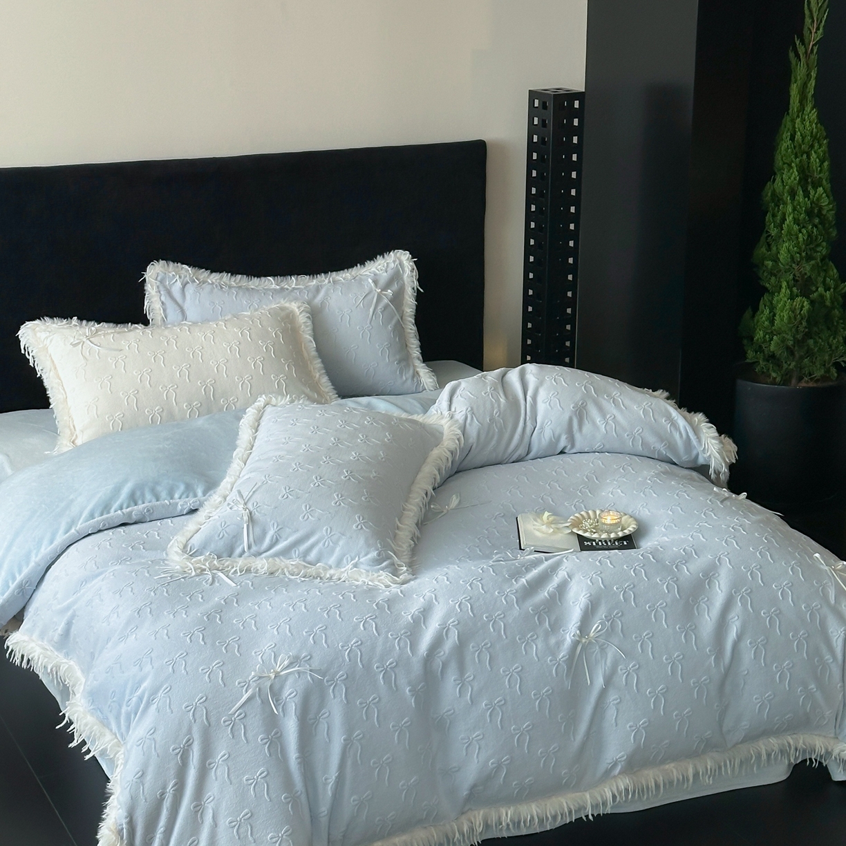 91家纺网 家纺一手货源 找家纺 佳汐蓝家纺 2025新款雕花立体蝴蝶结韩式羽毛花边牛奶绒四件套-维密 维密-蓝色