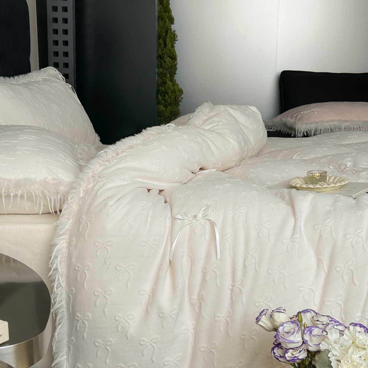 91家纺网 家纺一手货源 找家纺 佳汐蓝家纺 2025新款雕花立体蝴蝶结韩式羽毛花边牛奶绒四件套-维密 维密-白色