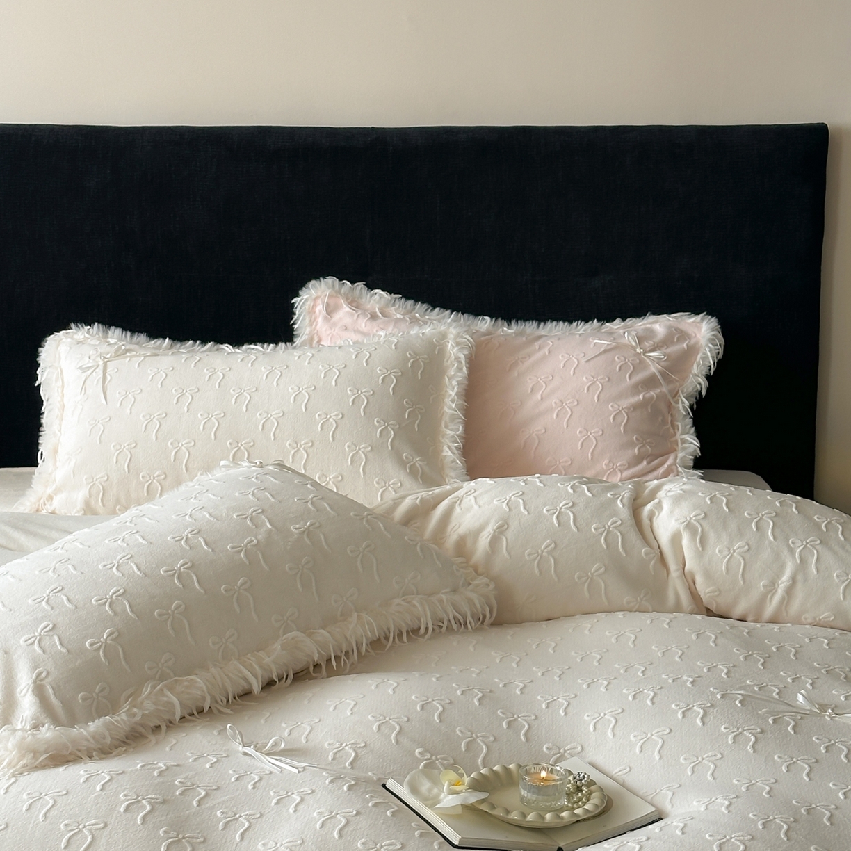 91家纺网 家纺一手货源 找家纺 佳汐蓝家纺 2025新款雕花立体蝴蝶结韩式羽毛花边牛奶绒四件套-维密 维密-白色