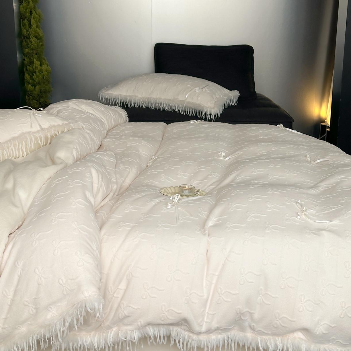 91家纺网 家纺一手货源 找家纺 佳汐蓝家纺 2025新款雕花立体蝴蝶结韩式羽毛花边牛奶绒四件套-维密 维密-白色