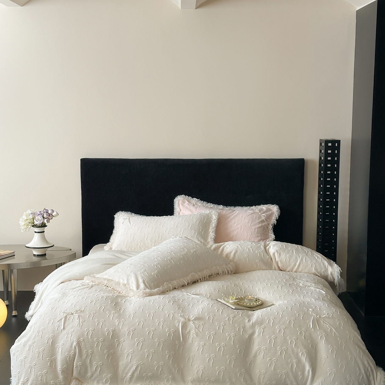 91家纺网 家纺一手货源 找家纺 佳汐蓝家纺 2025新款雕花立体蝴蝶结韩式羽毛花边牛奶绒四件套-维密 维密-白色