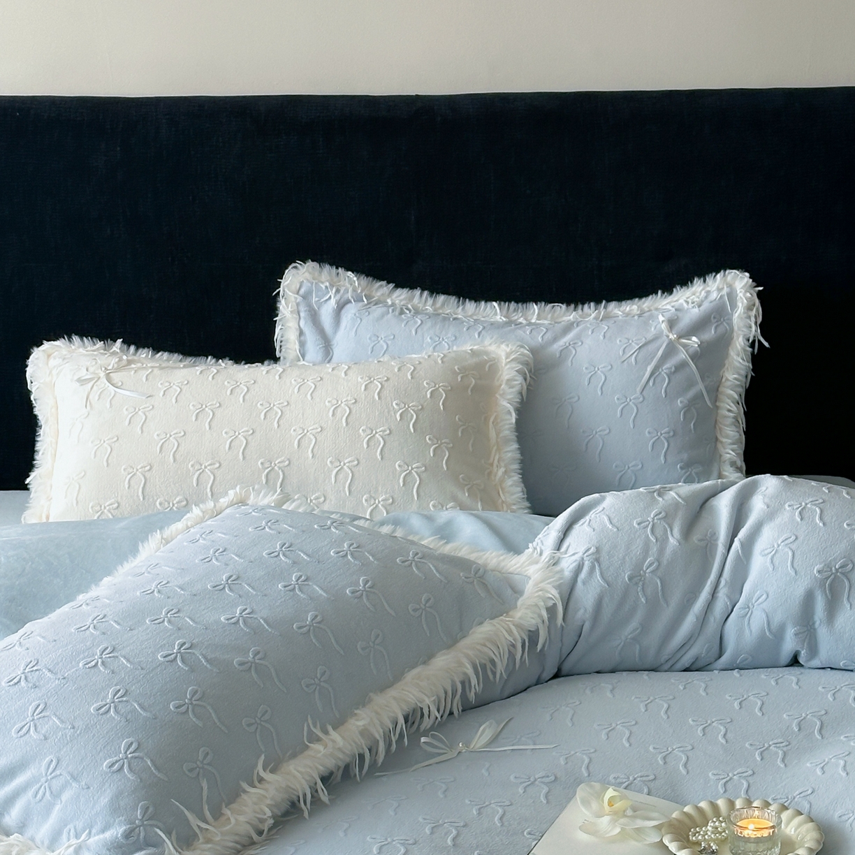 91家纺网 家纺一手货源 找家纺 佳汐蓝家纺 2025新款雕花立体蝴蝶结韩式羽毛花边牛奶绒四件套-维密 维密-蓝色