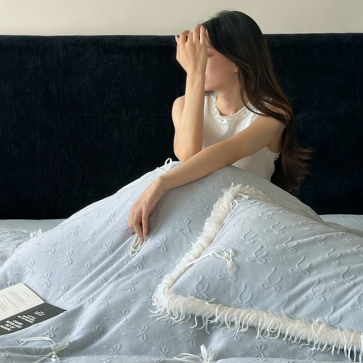 91家纺网 家纺一手货源 找家纺 佳汐蓝家纺 2025新款雕花立体蝴蝶结韩式羽毛花边牛奶绒四件套-维密 维密-蓝色