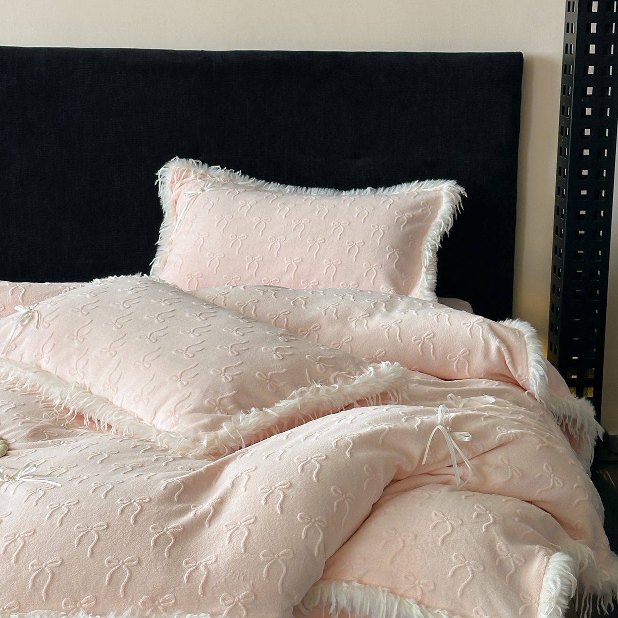 91家纺网 家纺一手货源 找家纺 佳汐蓝家纺 2025新款雕花立体蝴蝶结韩式羽毛花边牛奶绒四件套-维密 维密-粉色