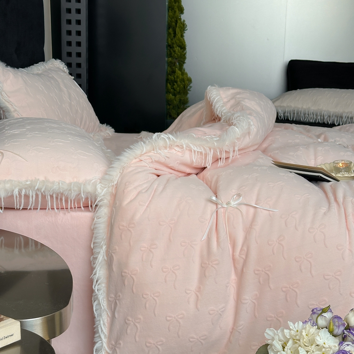 91家纺网 家纺一手货源 找家纺 佳汐蓝家纺 2025新款雕花立体蝴蝶结韩式羽毛花边牛奶绒四件套-维密 维密-粉色