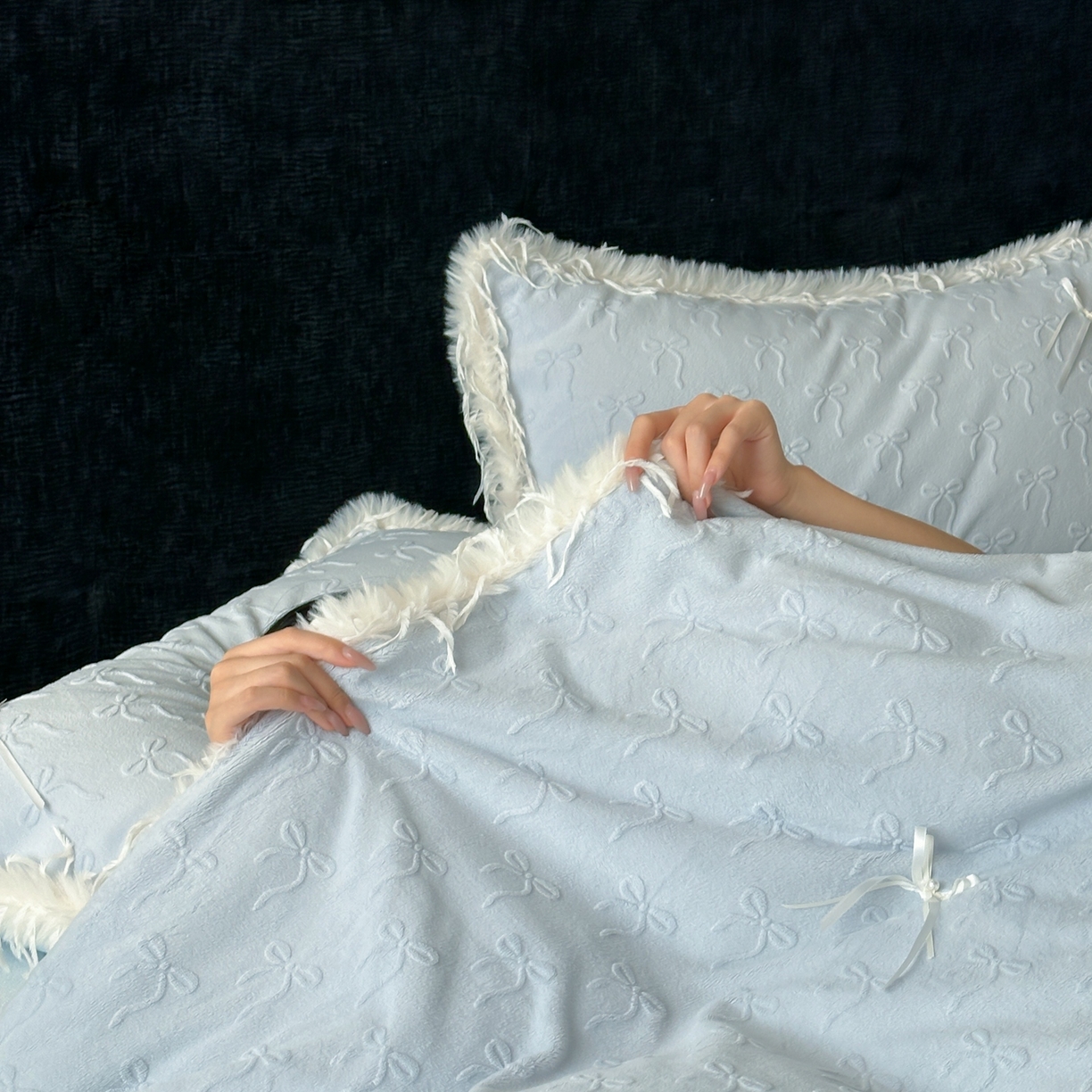 91家纺网 家纺一手货源 找家纺 佳汐蓝家纺 2025新款雕花立体蝴蝶结韩式羽毛花边牛奶绒四件套-维密 维密-蓝色