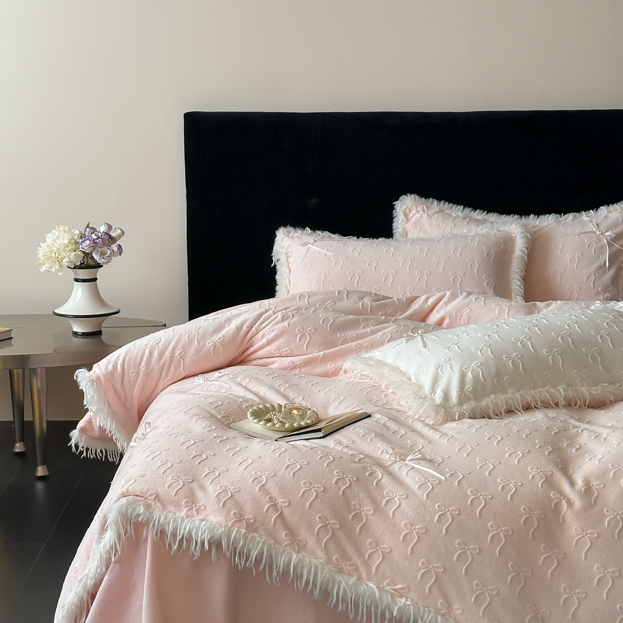 91家纺网 家纺一手货源 找家纺 佳汐蓝家纺 2025新款雕花立体蝴蝶结韩式羽毛花边牛奶绒四件套-维密 维密-粉色