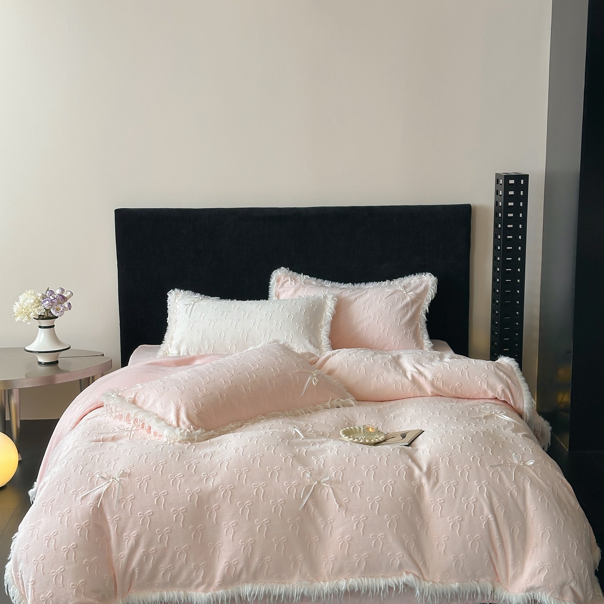 91家纺网 家纺一手货源 找家纺 佳汐蓝家纺 2025新款雕花立体蝴蝶结韩式羽毛花边牛奶绒四件套-维密 维密-粉色