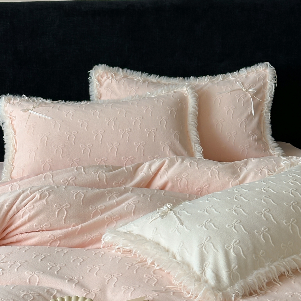 91家纺网 家纺一手货源 找家纺 佳汐蓝家纺 2025新款雕花立体蝴蝶结韩式羽毛花边牛奶绒四件套-维密 维密-粉色