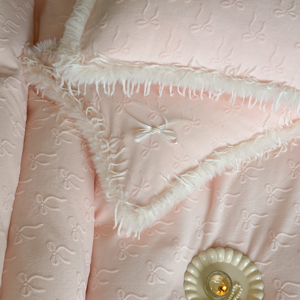 91家纺网 家纺一手货源 找家纺 佳汐蓝家纺 2025新款雕花立体蝴蝶结韩式羽毛花边牛奶绒四件套-维密 维密-粉色