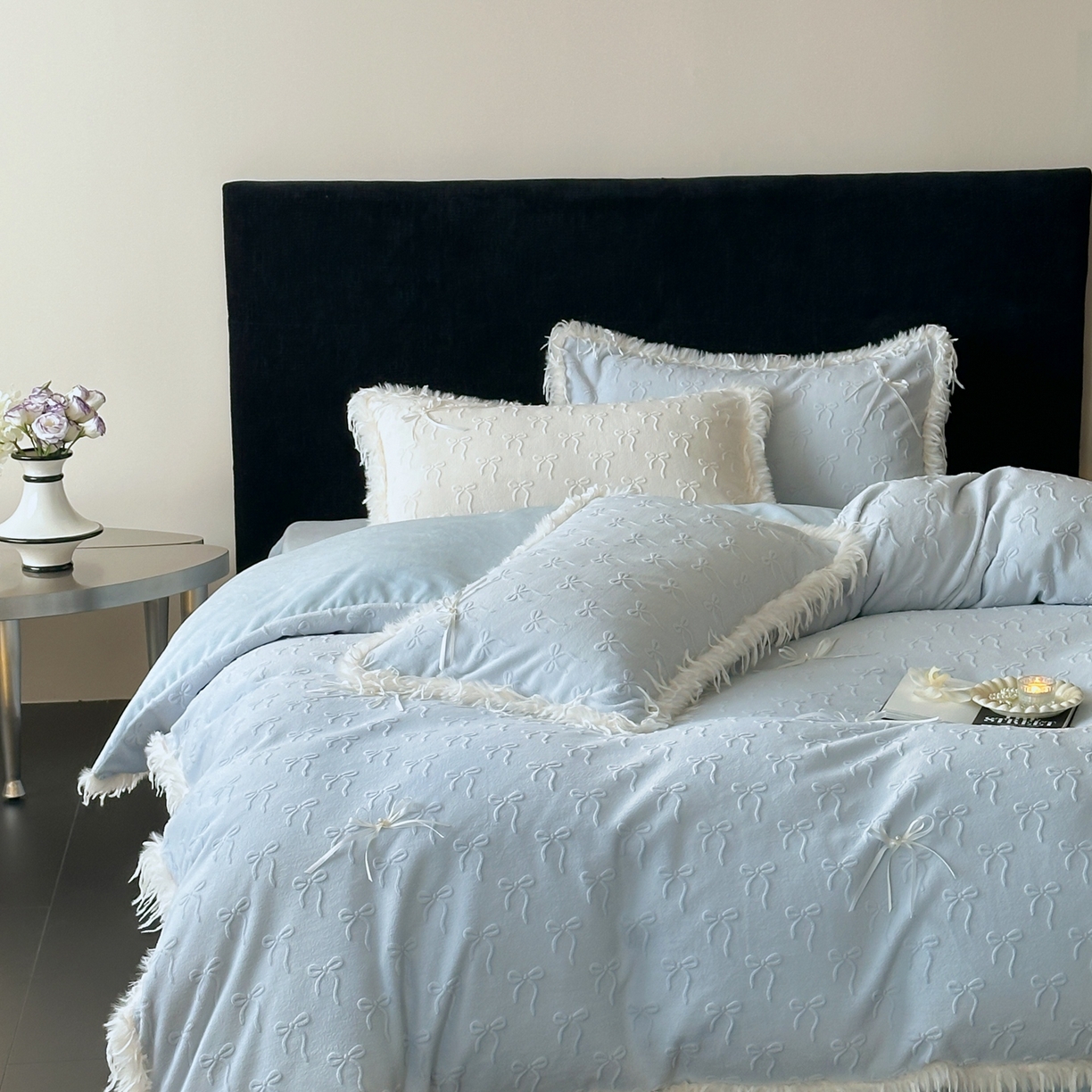 91家纺网 家纺一手货源 找家纺 佳汐蓝家纺 2025新款雕花立体蝴蝶结韩式羽毛花边牛奶绒四件套-维密 维密-蓝色