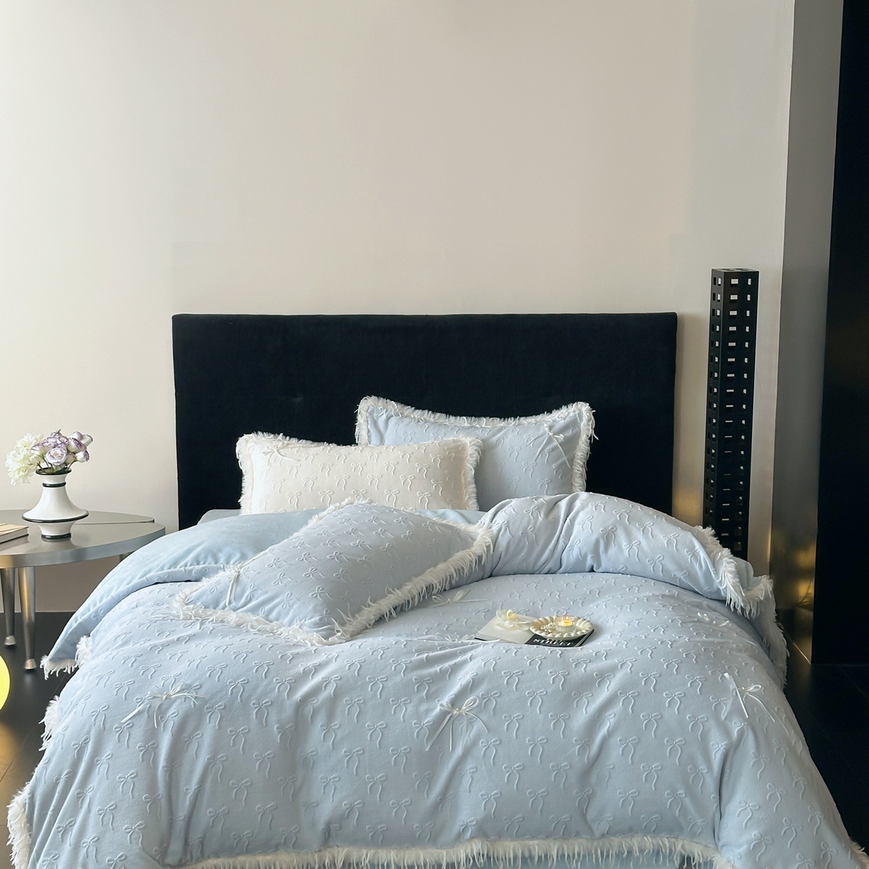 91家纺网 家纺一手货源 找家纺 佳汐蓝家纺 2025新款雕花立体蝴蝶结韩式羽毛花边牛奶绒四件套-维密 维密-蓝色