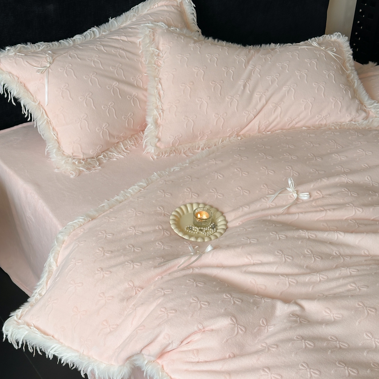 91家纺网 家纺一手货源 找家纺 佳汐蓝家纺 2025新款雕花立体蝴蝶结韩式羽毛花边牛奶绒四件套-维密 维密-粉色