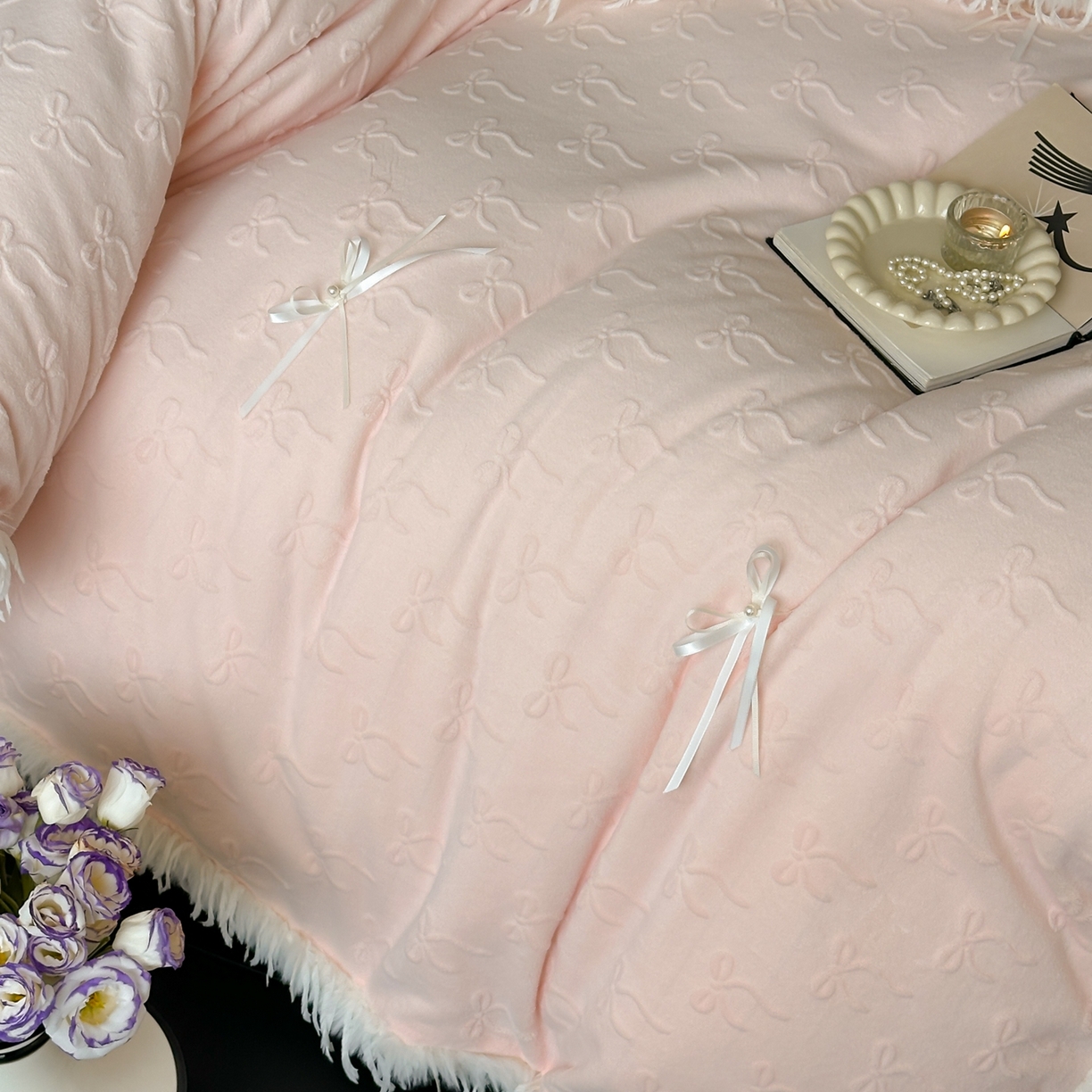 91家纺网 家纺一手货源 找家纺 佳汐蓝家纺 2025新款雕花立体蝴蝶结韩式羽毛花边牛奶绒四件套-维密 维密-粉色