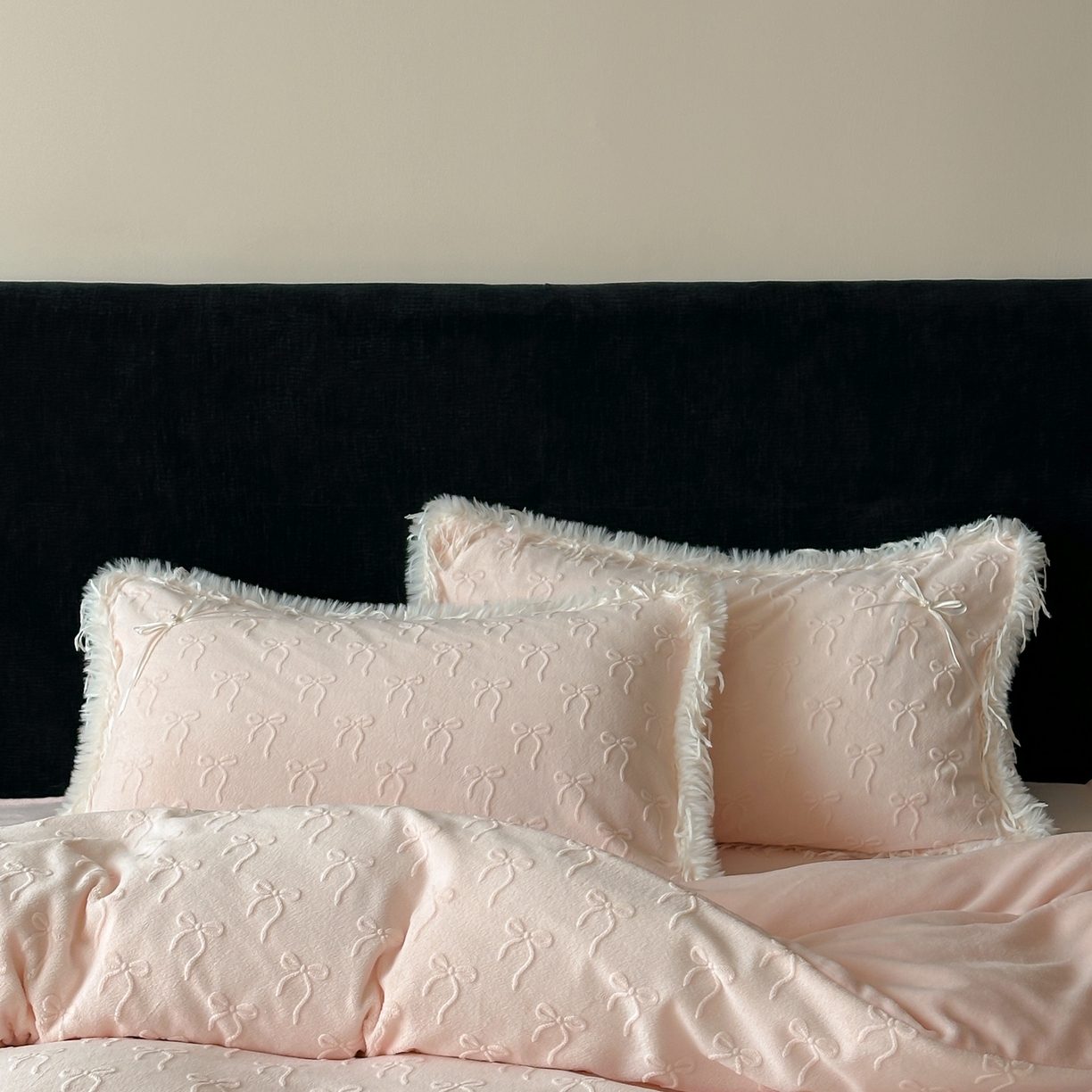 91家纺网 家纺一手货源 找家纺 佳汐蓝家纺 2025新款雕花立体蝴蝶结韩式羽毛花边牛奶绒四件套-维密 维密-粉色