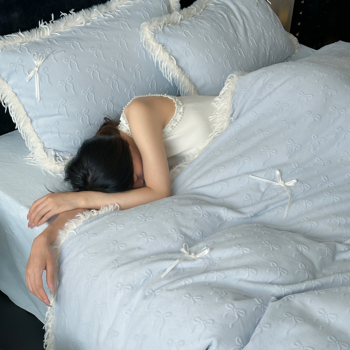91家纺网 家纺一手货源 找家纺 佳汐蓝家纺 2025新款雕花立体蝴蝶结韩式羽毛花边牛奶绒四件套-维密 维密-蓝色