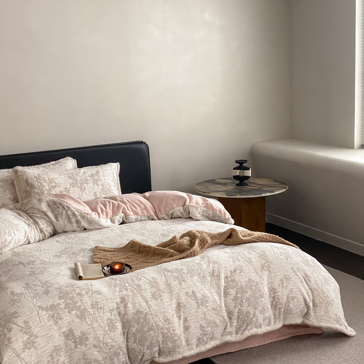 91家纺网 家纺一手货源 找家纺 玉宇阁家居 2025新款双色提花雕花牛奶绒四件套-草木的诗 草木的诗-灰雾粉黛