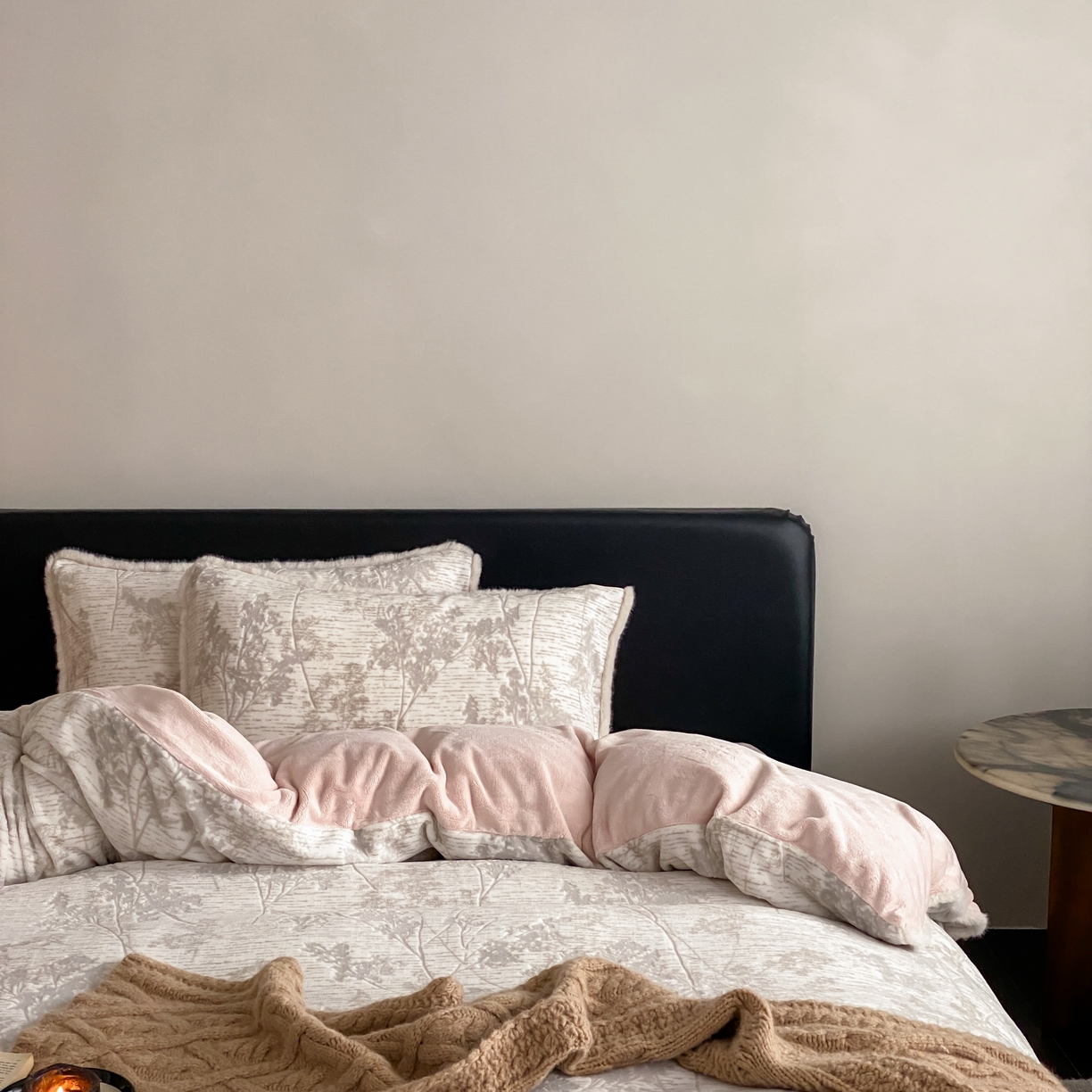 91家纺网 家纺一手货源 找家纺 玉宇阁家居 2025新款双色提花雕花牛奶绒四件套-草木的诗 草木的诗-灰雾粉黛