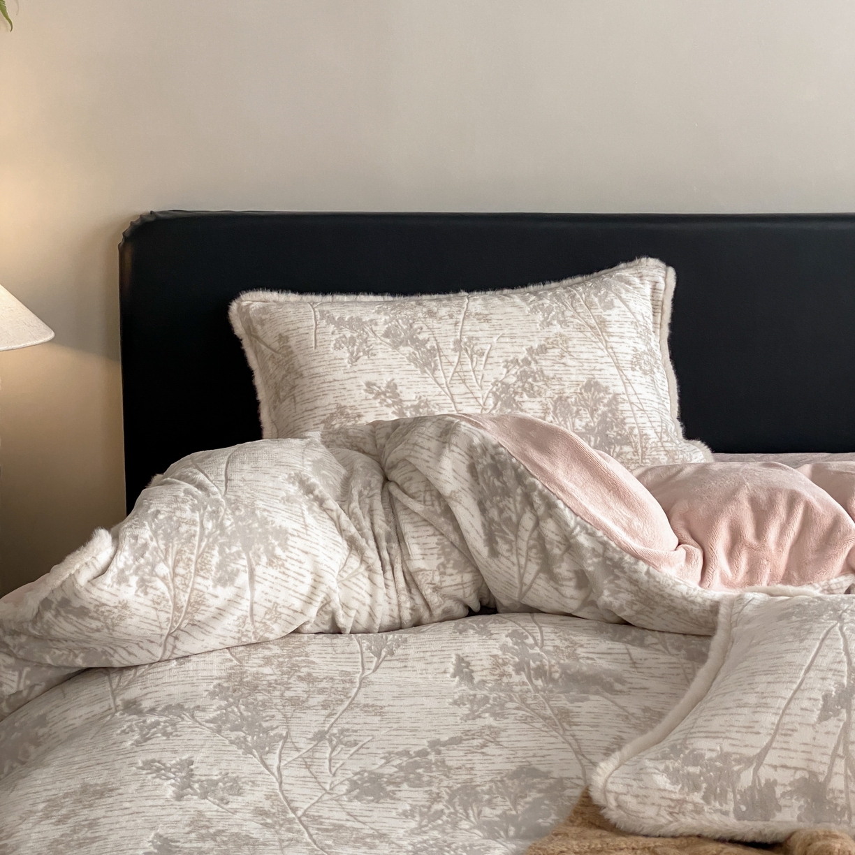 91家纺网 家纺一手货源 找家纺 玉宇阁家居 2025新款双色提花雕花牛奶绒四件套-草木的诗 草木的诗-灰雾粉黛