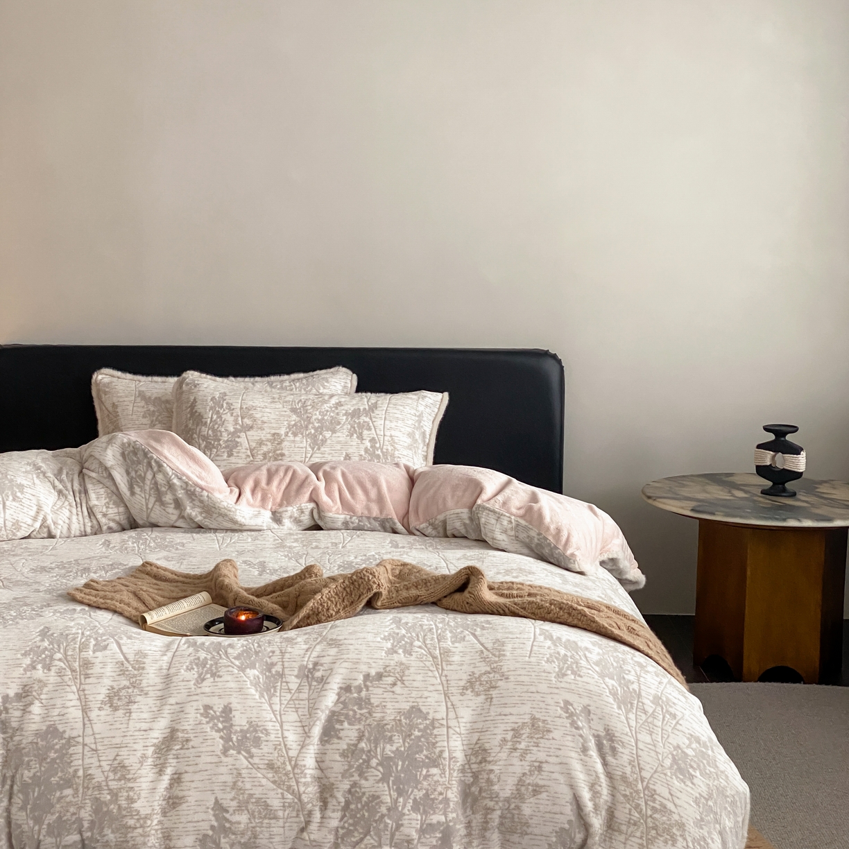 91家纺网 家纺一手货源 找家纺 玉宇阁家居 2025新款双色提花雕花牛奶绒四件套-草木的诗 草木的诗-灰雾粉黛