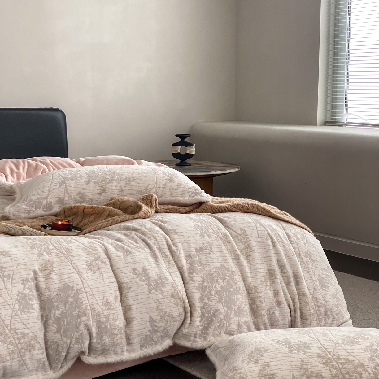 91家纺网 家纺一手货源 找家纺 玉宇阁家居 2025新款双色提花雕花牛奶绒四件套-草木的诗 草木的诗-灰雾粉黛