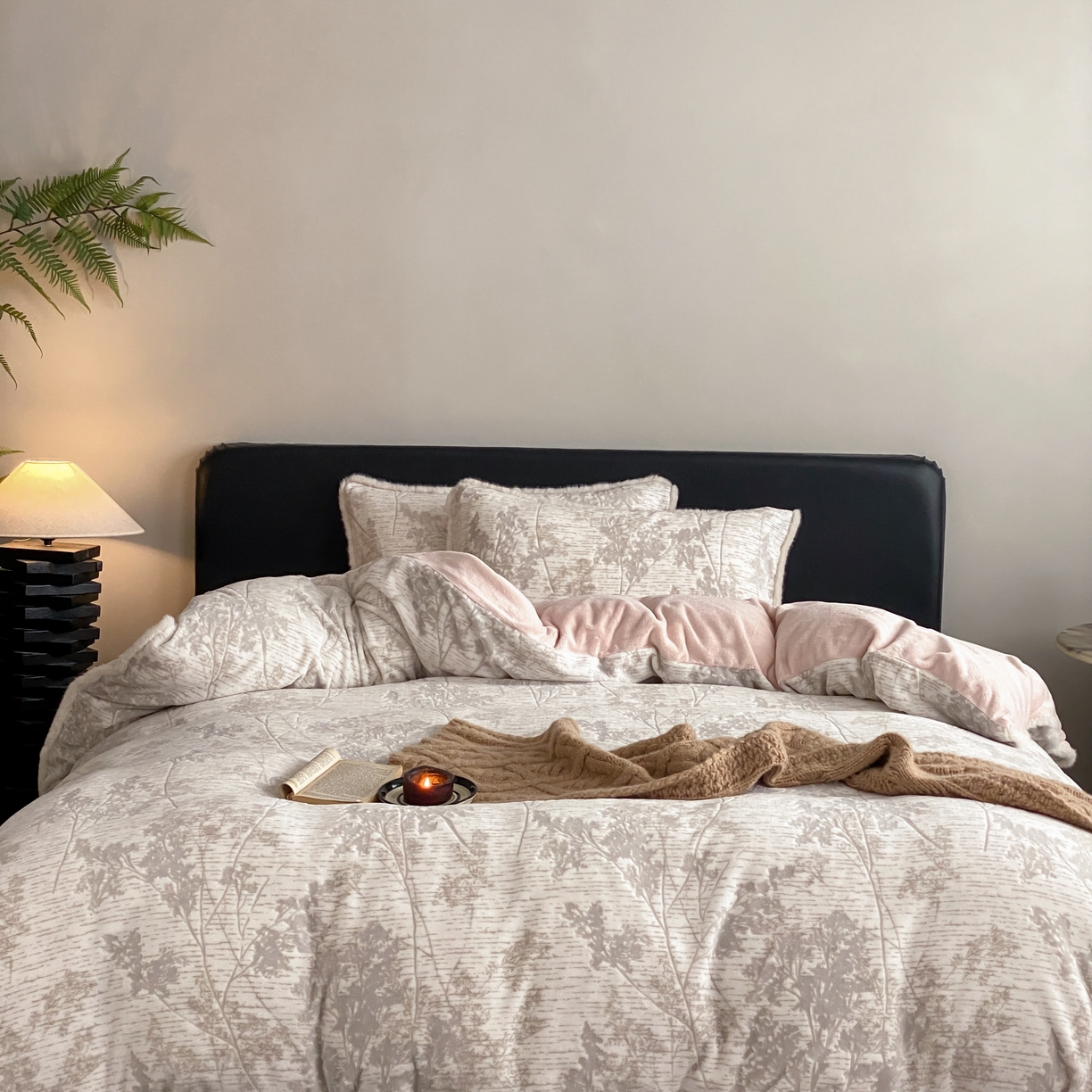 91家纺网 家纺一手货源 找家纺 玉宇阁家居 2025新款双色提花雕花牛奶绒四件套-草木的诗 草木的诗-灰雾粉黛