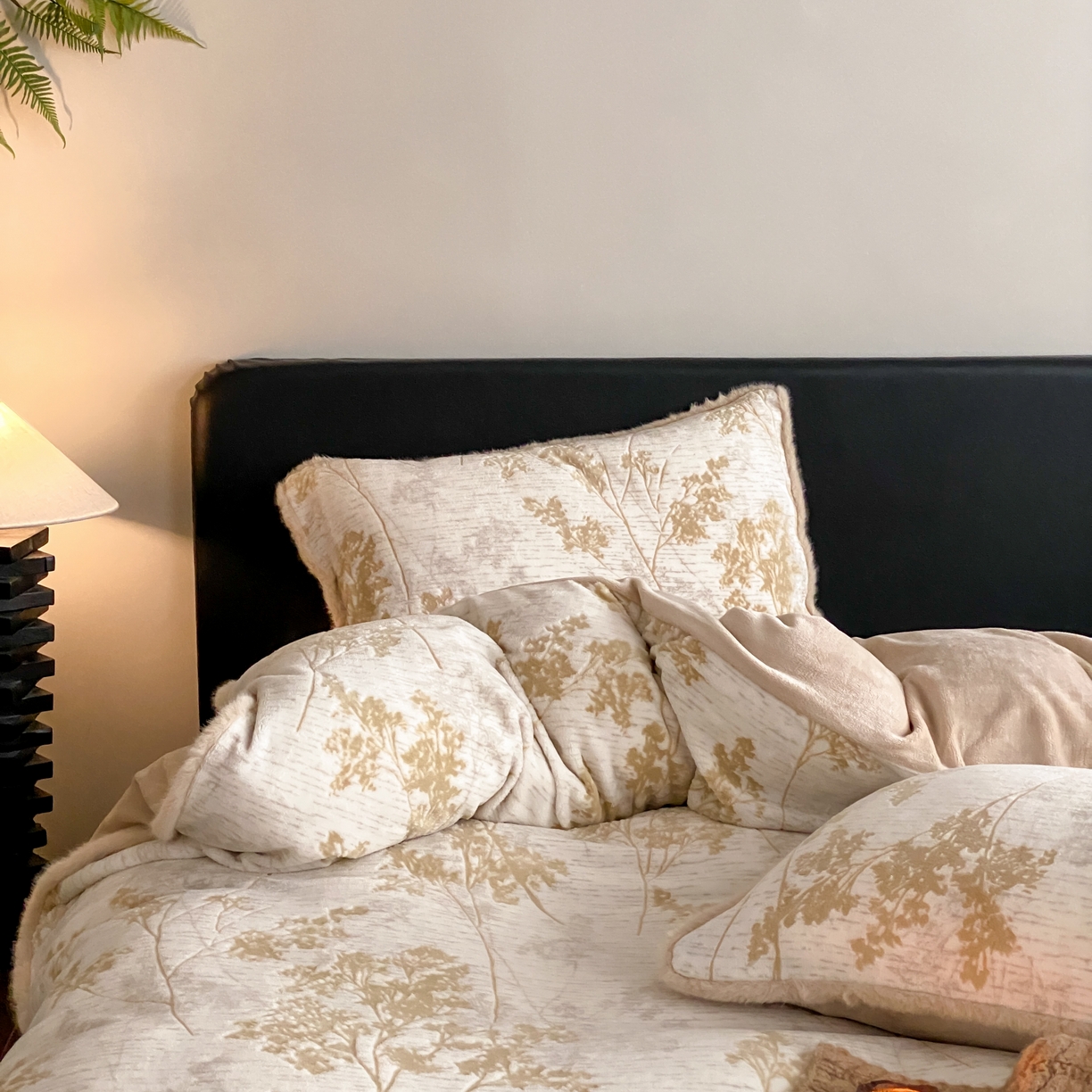 91家纺网 家纺一手货源 找家纺 （总）玉宇阁家居 2025新款双色提花雕花牛奶绒四件套-草木的诗