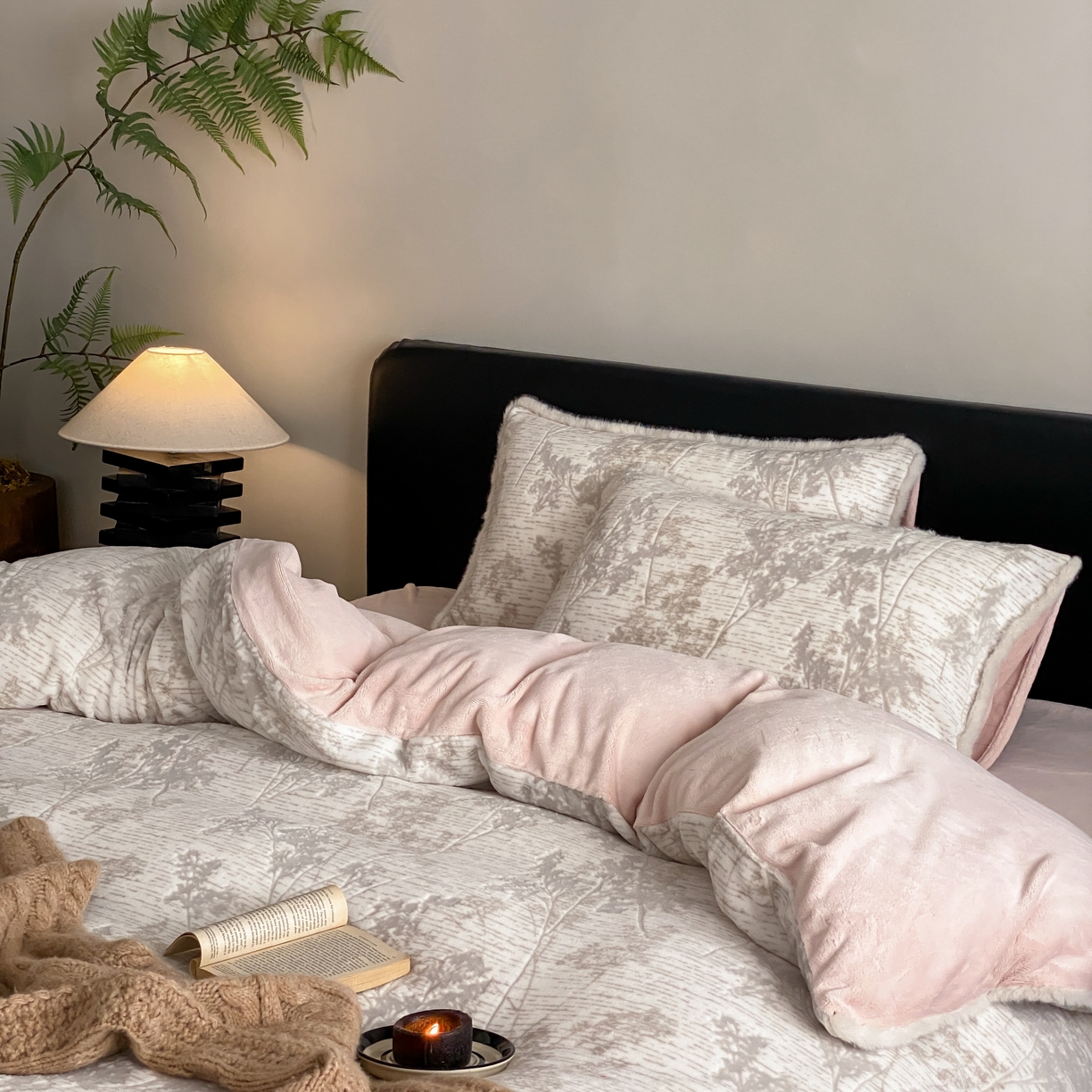 91家纺网 家纺一手货源 找家纺 玉宇阁家居 2025新款双色提花雕花牛奶绒四件套-草木的诗 草木的诗-灰雾粉黛