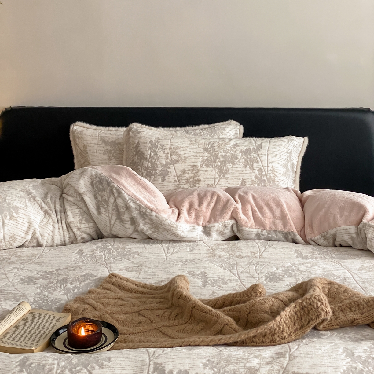 91家纺网 家纺一手货源 找家纺 玉宇阁家居 2025新款双色提花雕花牛奶绒四件套-草木的诗 草木的诗-灰雾粉黛