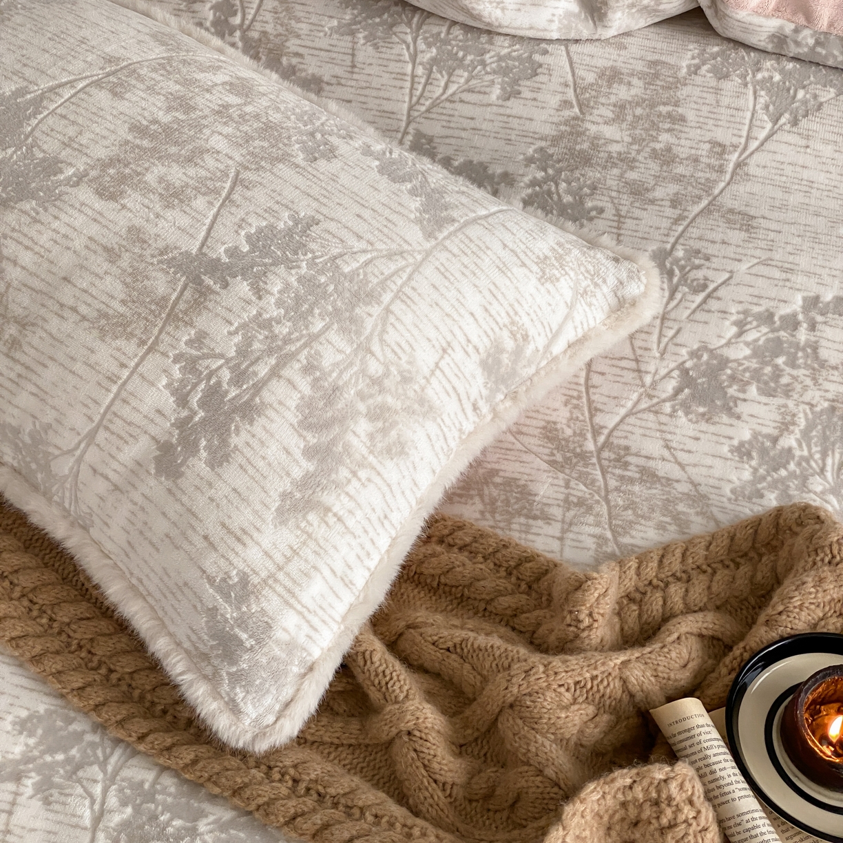 91家纺网 家纺一手货源 找家纺 玉宇阁家居 2025新款双色提花雕花牛奶绒四件套-草木的诗 草木的诗-灰雾粉黛