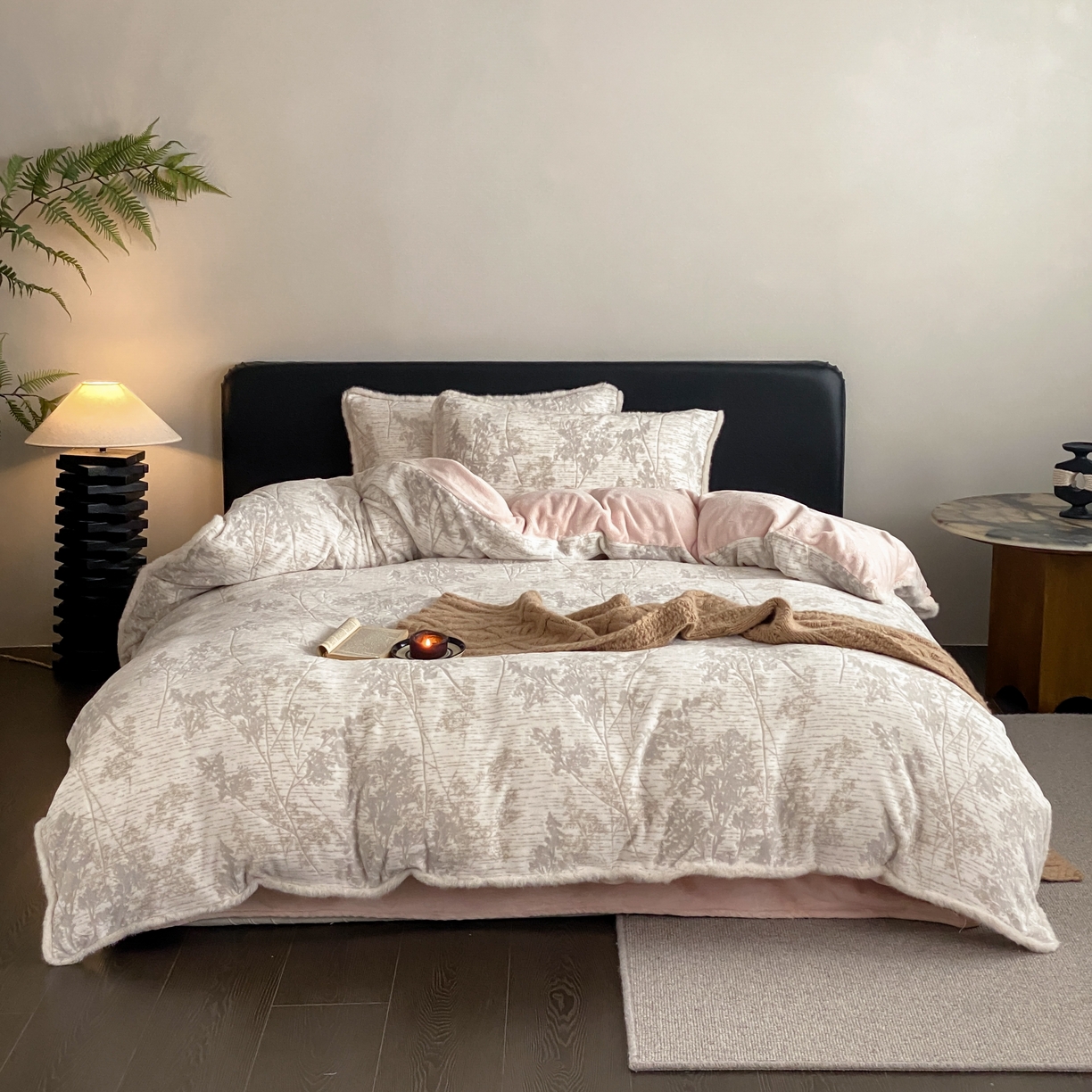 91家纺网 家纺一手货源 找家纺 玉宇阁家居 2025新款双色提花雕花牛奶绒四件套-草木的诗 草木的诗-灰雾粉黛